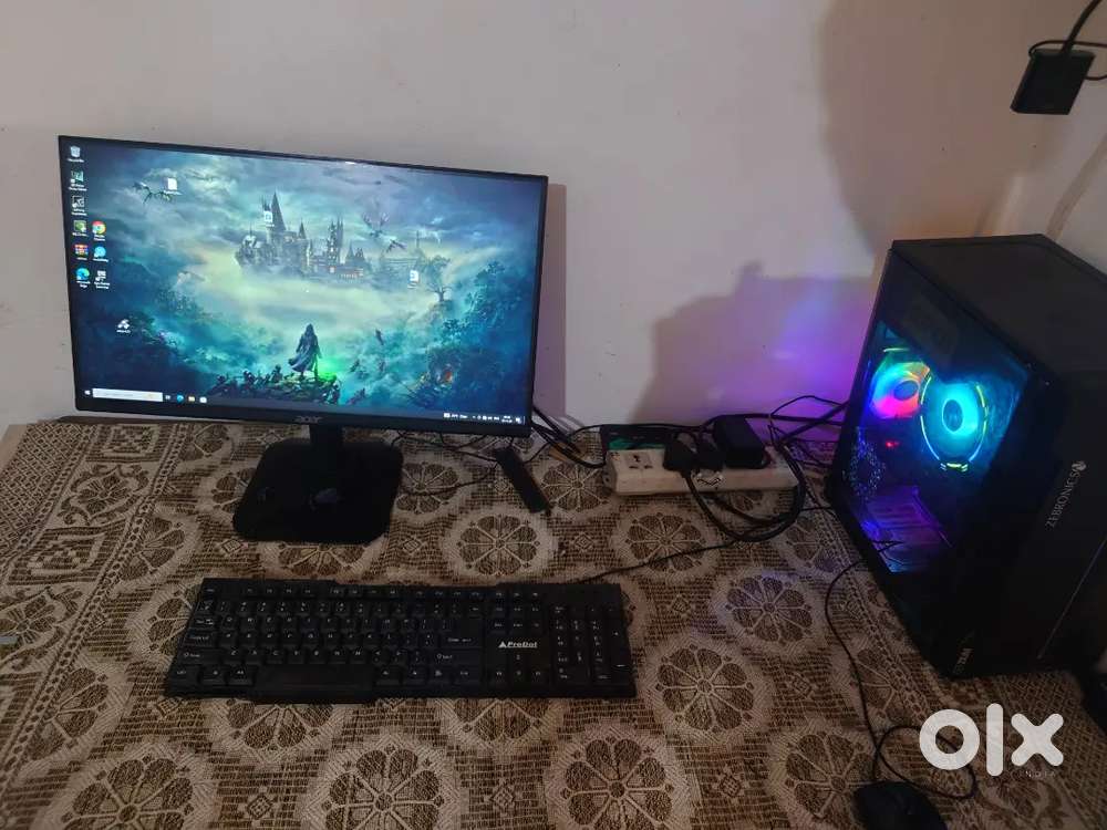 Gaming PC full set keyboard mouse and monitor