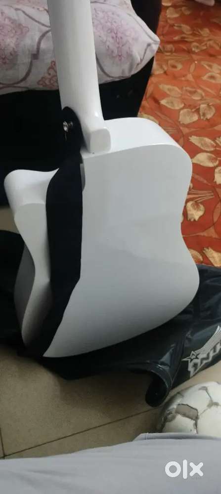 Intern Guitar White colour