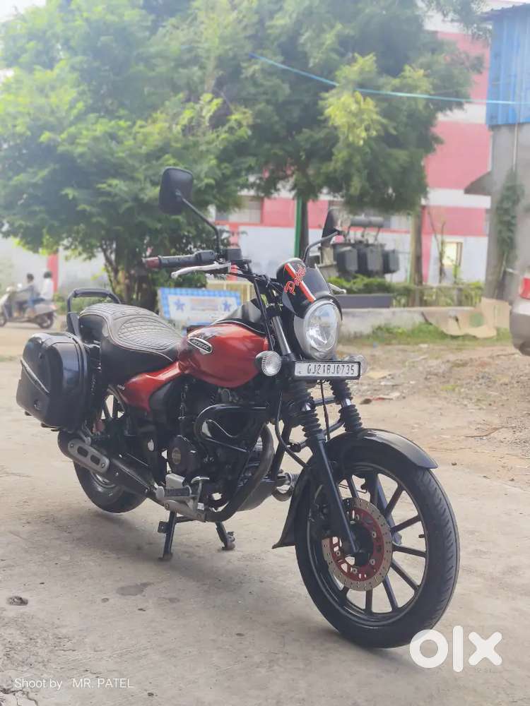 Bajaj Avenger 180 street