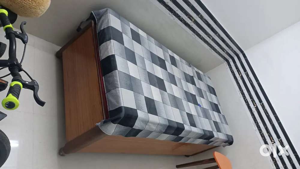 Devan bed 3×6 foot good condition