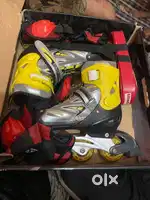 Skating shoes with safety guards
