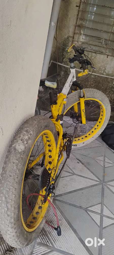 BMW fate tyre cycle, colour white & yellow, 21 gare with dicks break.