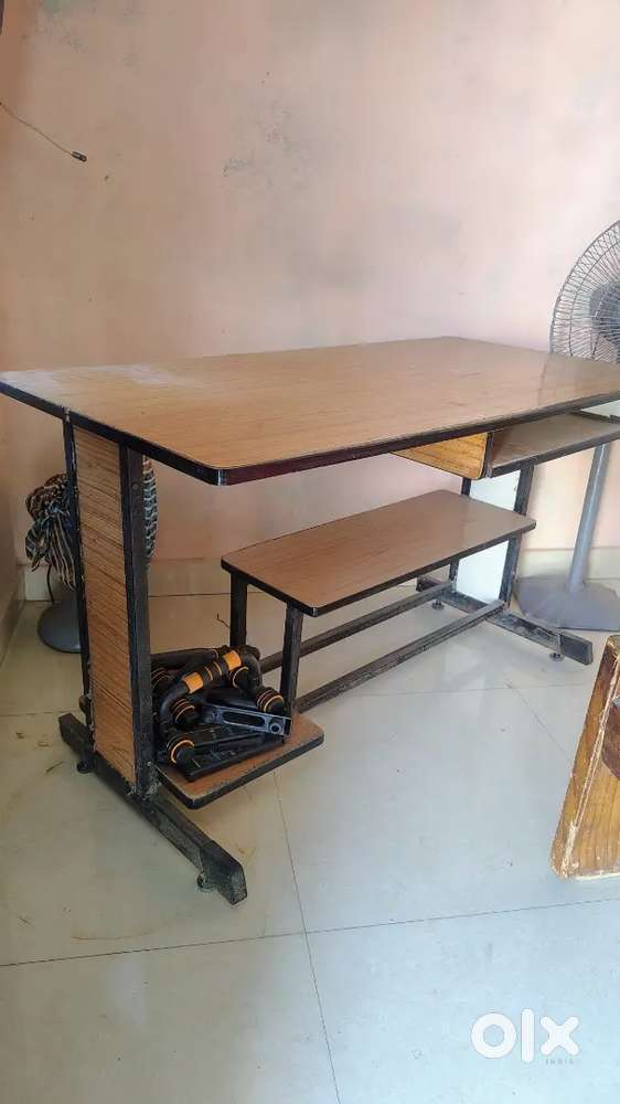 Computer table