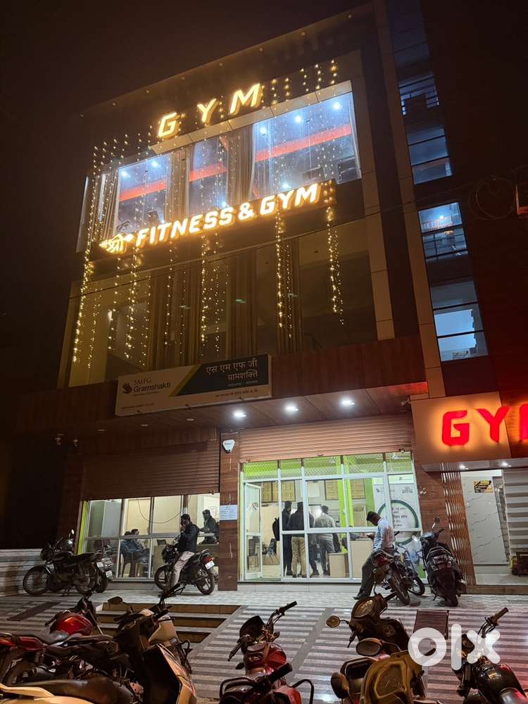 2000 sq ft area 1st floorwith 2 attach bathroom & Lift. Ready to move