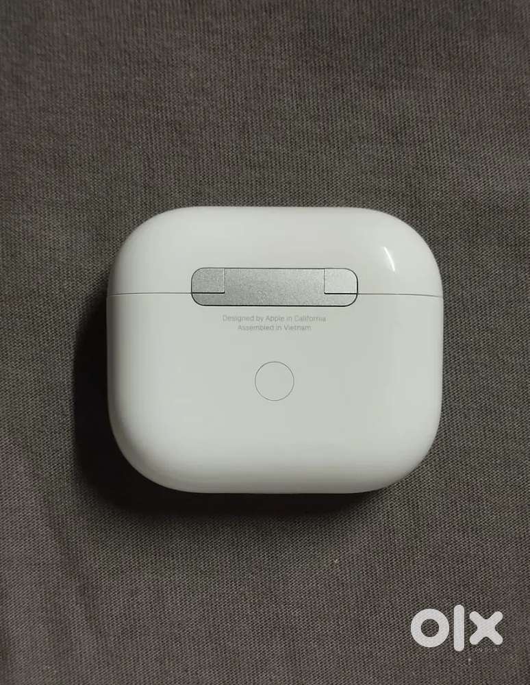 Apple airpods pro 1 or gen 3 case ( both original )