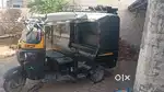 पहले चेक करो फिर बात करेंगे सारे कागज टूटे है ऑटो में कोई दिक्कत नहीं