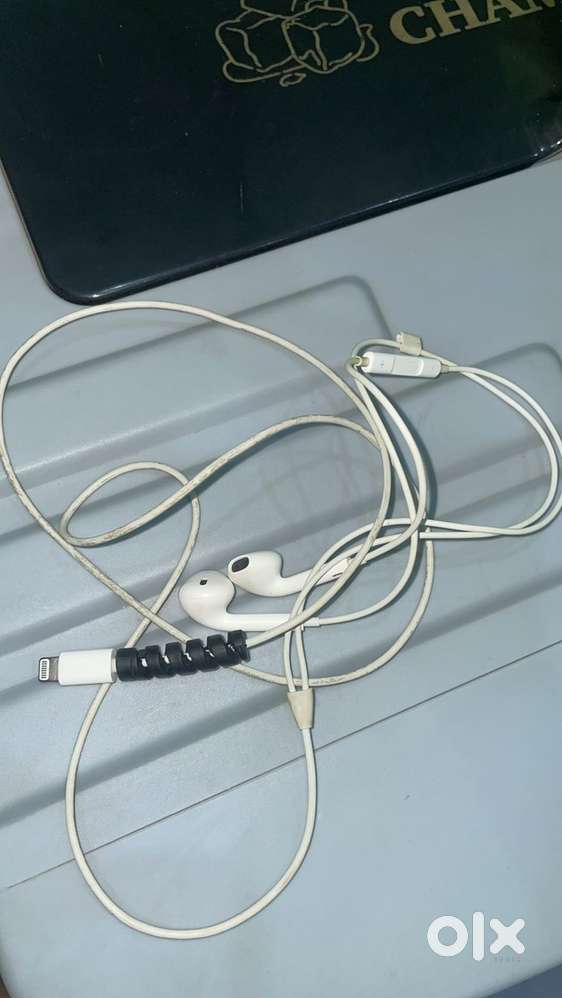 Iphone wire earphone