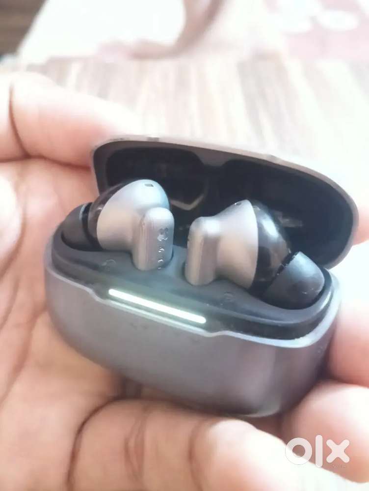 Earphones boult no 1 company