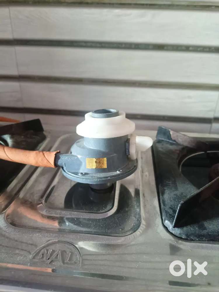 Gas stove with regulator