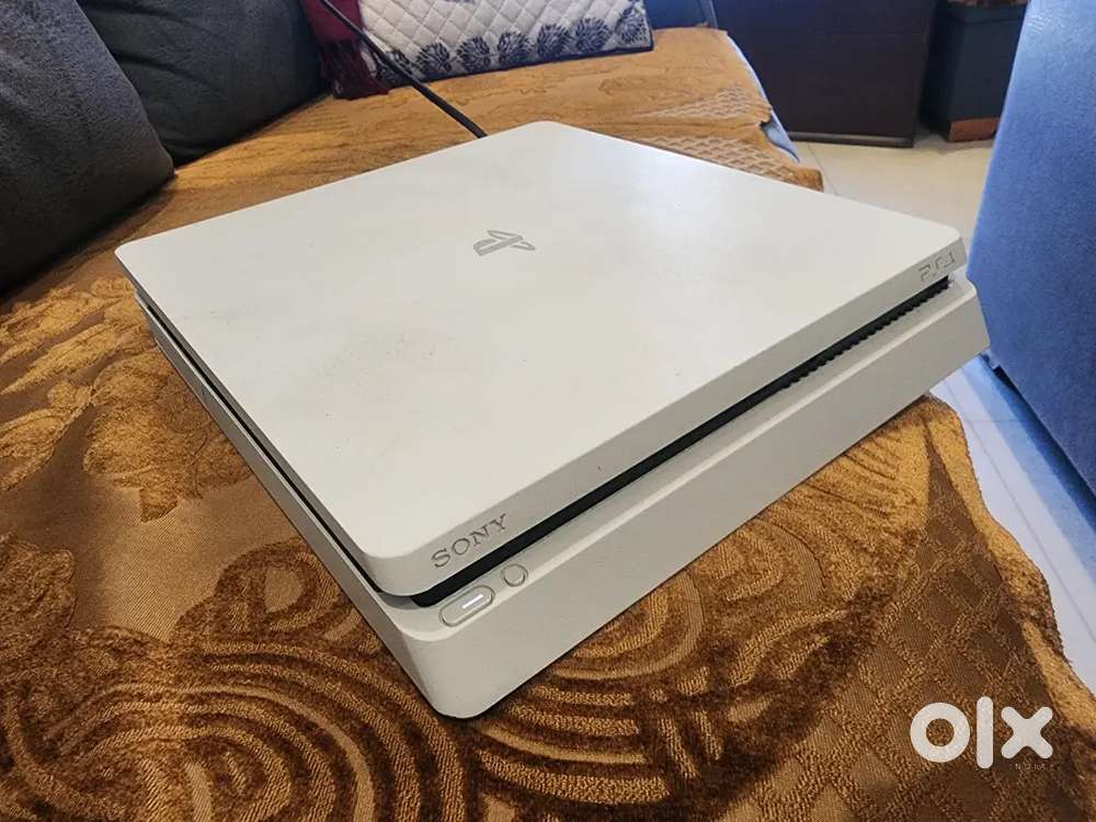 Sony PS4 white color slim made in (South Korea )oiginal Controllers