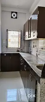 Without owner zudio showroom शिवपुर के पास फ्लैट उपलब्ध है.