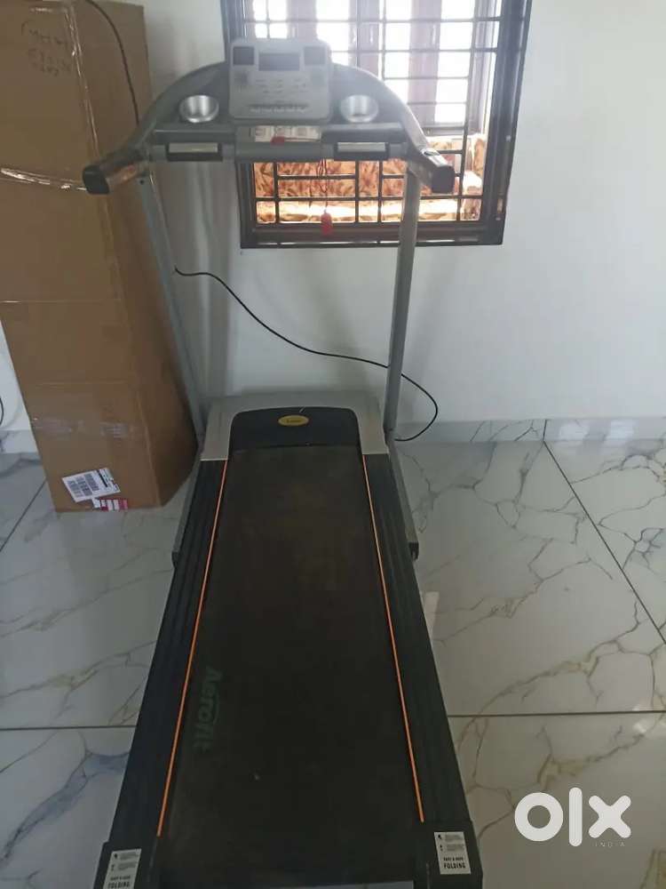 ટ્રેડમીલ AEROFIT કેમ્પનું છે