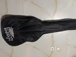 Intern black guitar
