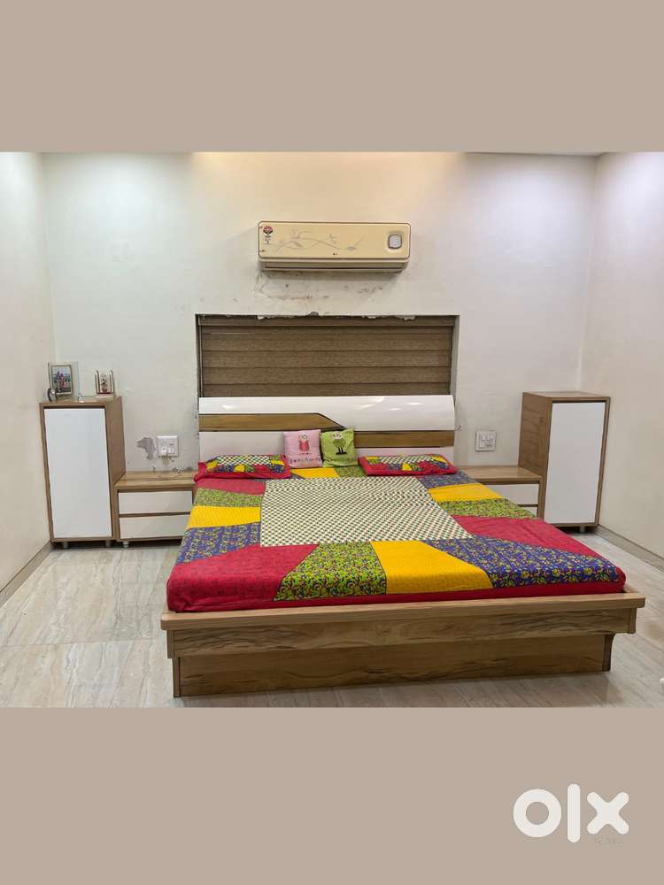 HYDROLIC BED WITH 4 SIDE TABLE(Without Mattress)