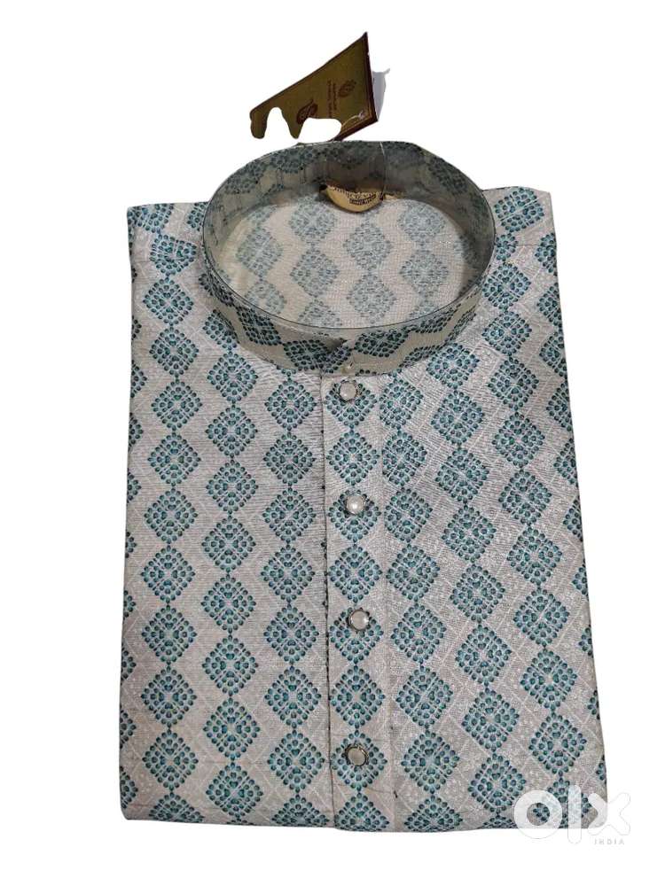 Need good looking experienced sales person for garment shop