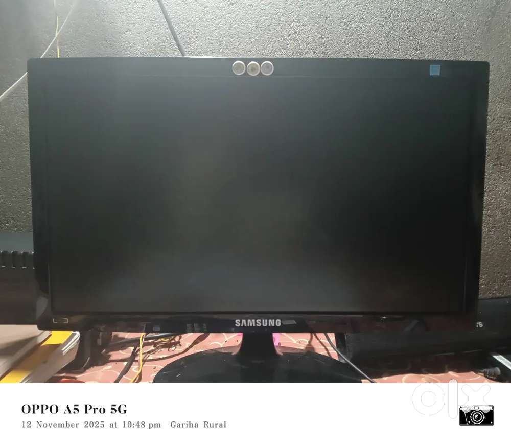 This is a Smart pc monitor finger sensor and full 8K colour view