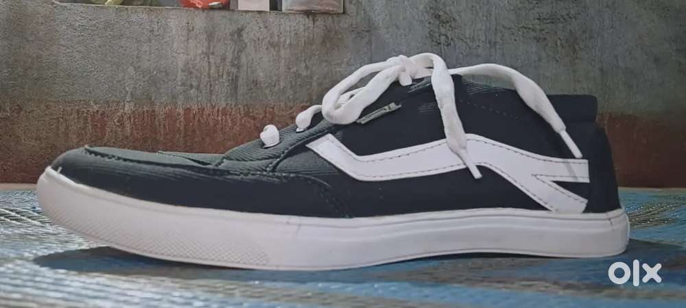 Second aind shoes shoes.numder is 7 very branded shoes