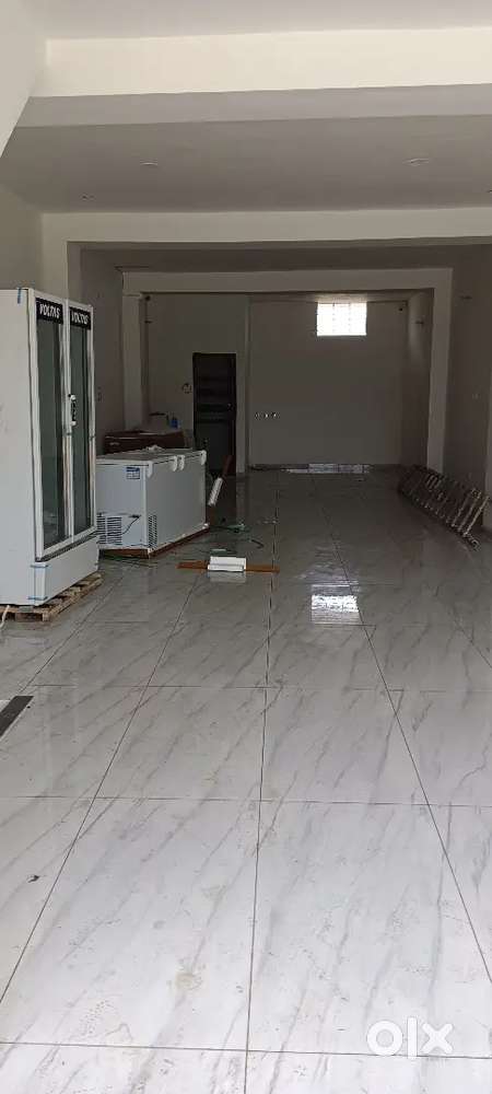 Shoroom for rent with basment