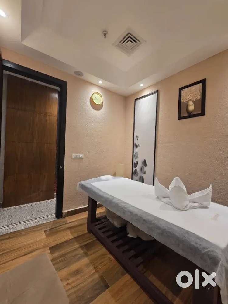 Spa and massage parlour therepist required (female only)