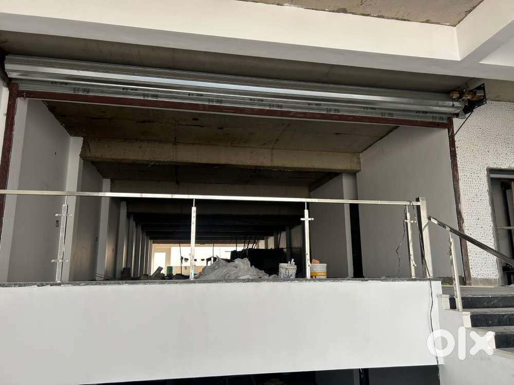6000 showroom space on rent men road near Saroj institut prime loc
