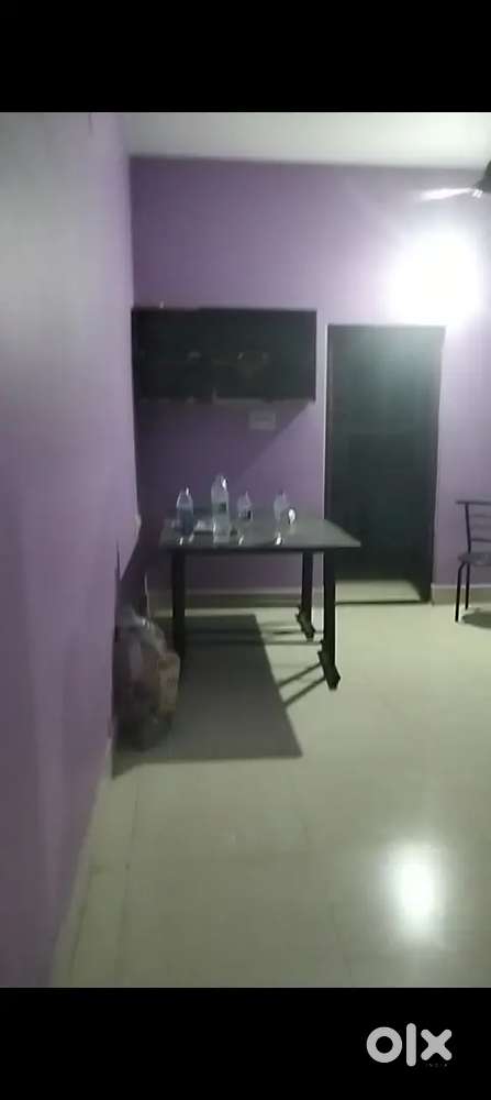 Need female roommates