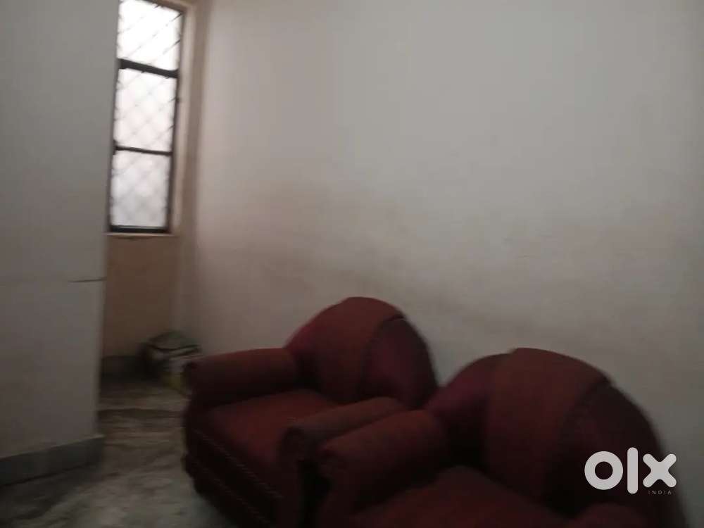 Room for rent only room no kitchen .