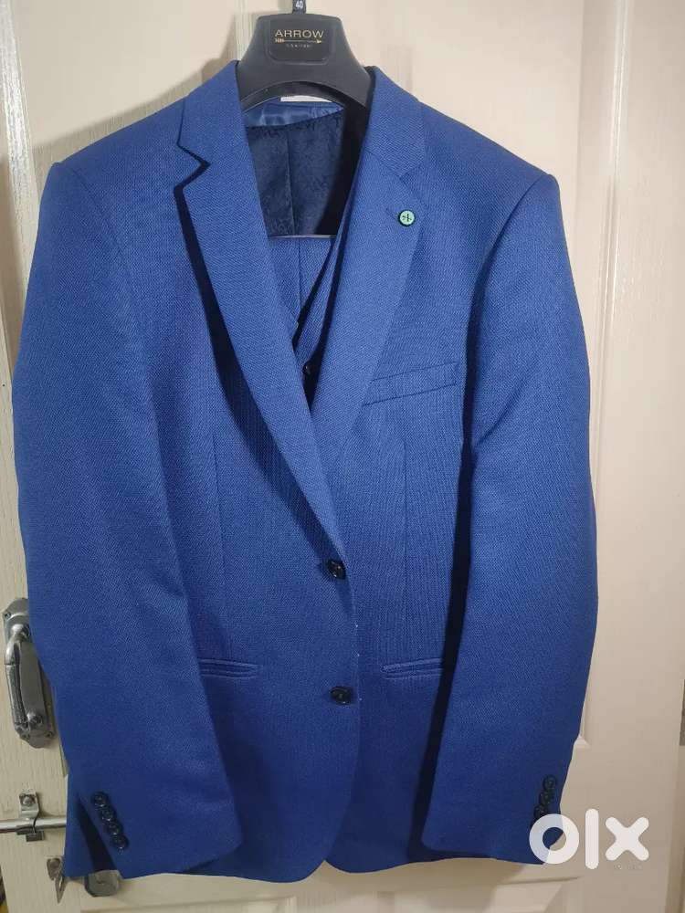 Arrow 3 piece suit for sell with convertable vest (Size 40)