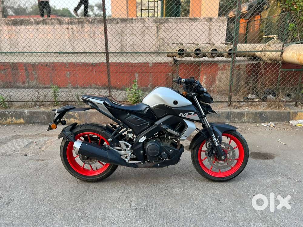 Yamaha mt15 2021 next to showroom