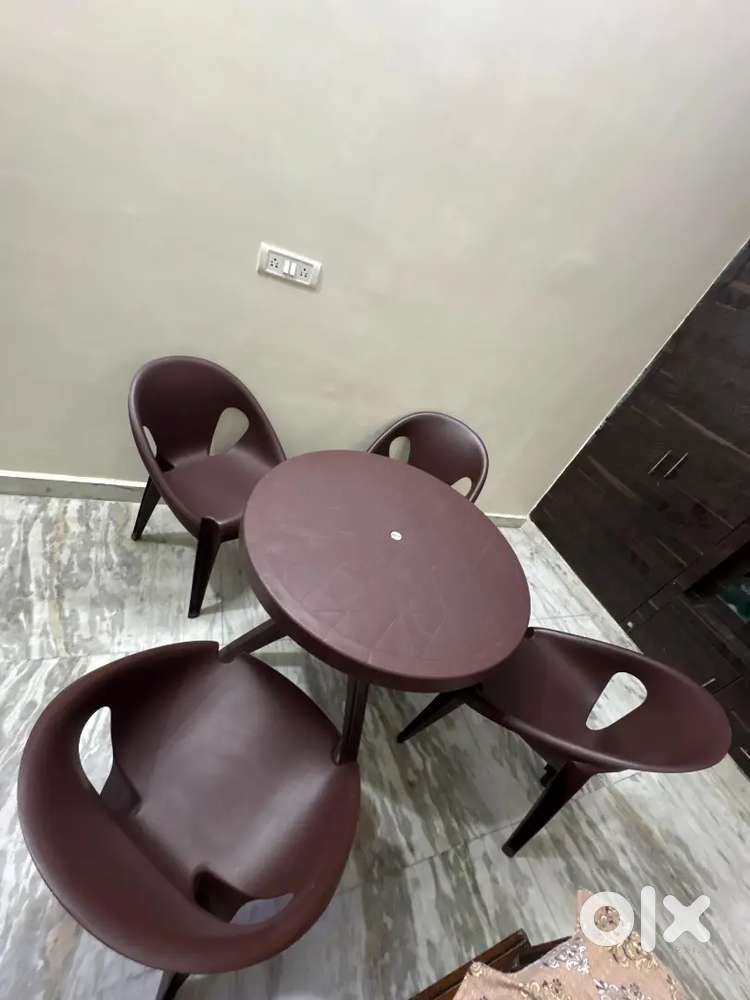 I am selling a dining table for a family with chairs