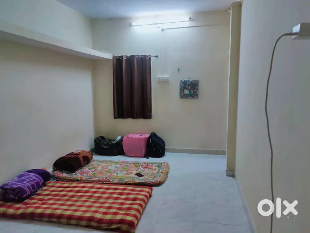 Required female Flatmate - in RK per month 3000 rs