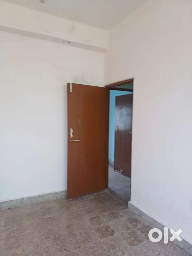 27 years old building,  no lift