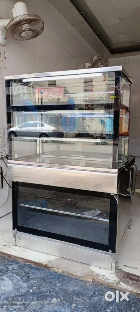 Samosa, kachori sneaks display counter