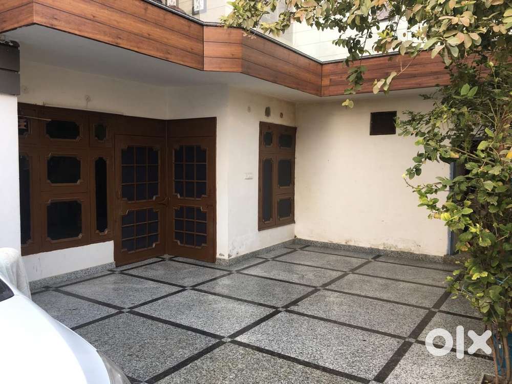 Ground floor for rent in laxmi nagar