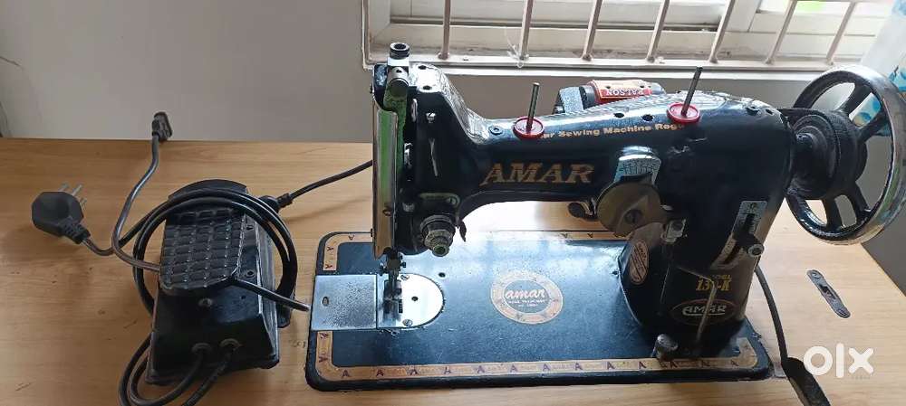 Zig zag sewing machine with stand and motor