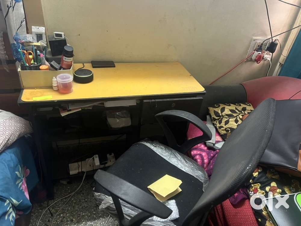 Office chair and table