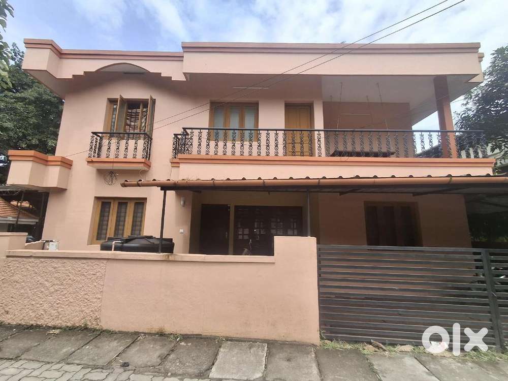 CHEMBUMUKK 4.5 cent 2600 sqft 4 bhk old house