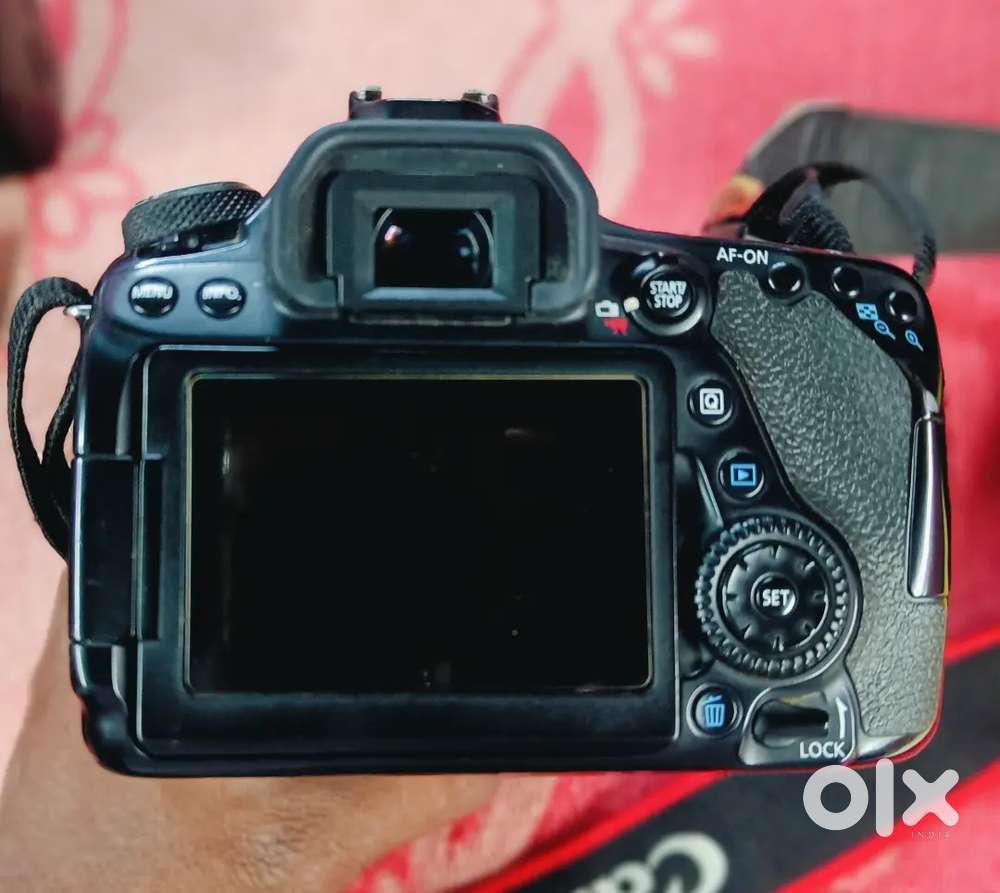 Canon EOS 80D
Flash 
Charger
2 battery 
Bag