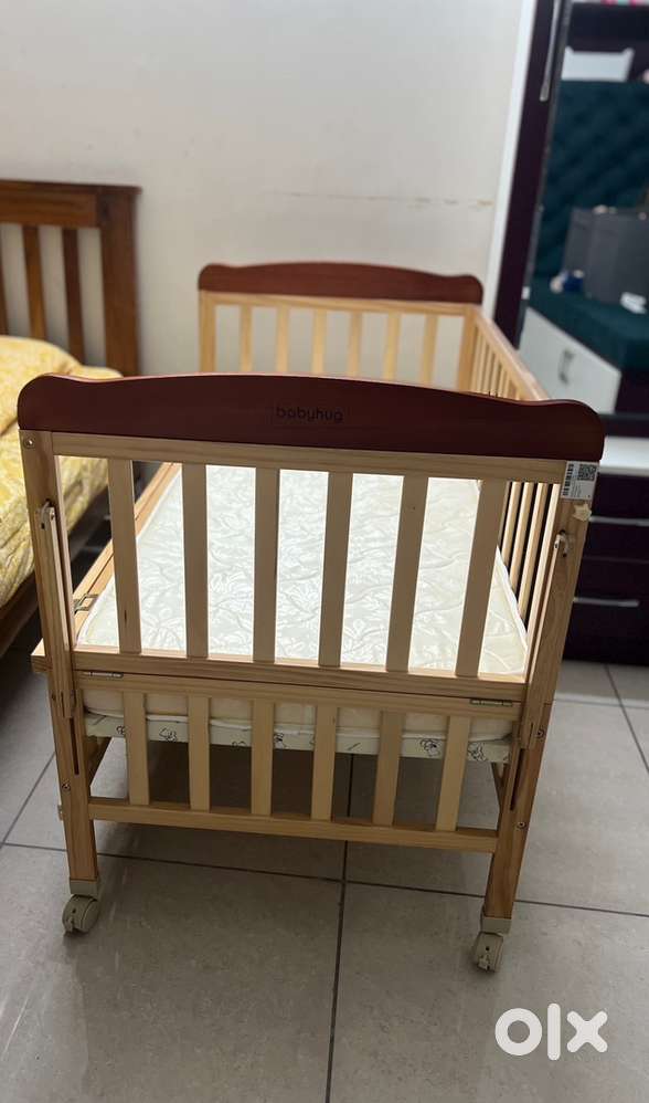 Babyhug crib with mattress