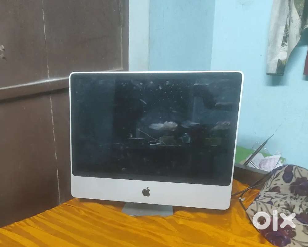 iMac Intel Aluminum “Core 2 Duo”featured a 20 inch screen with “glossy