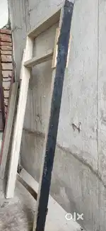 साखू की लकड़ी का बना चौखट बिकाऊ है