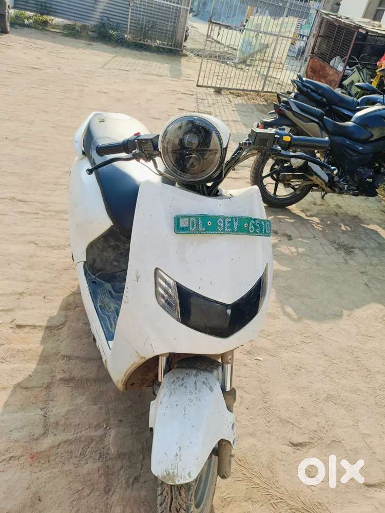 Delivery boy electric scooty