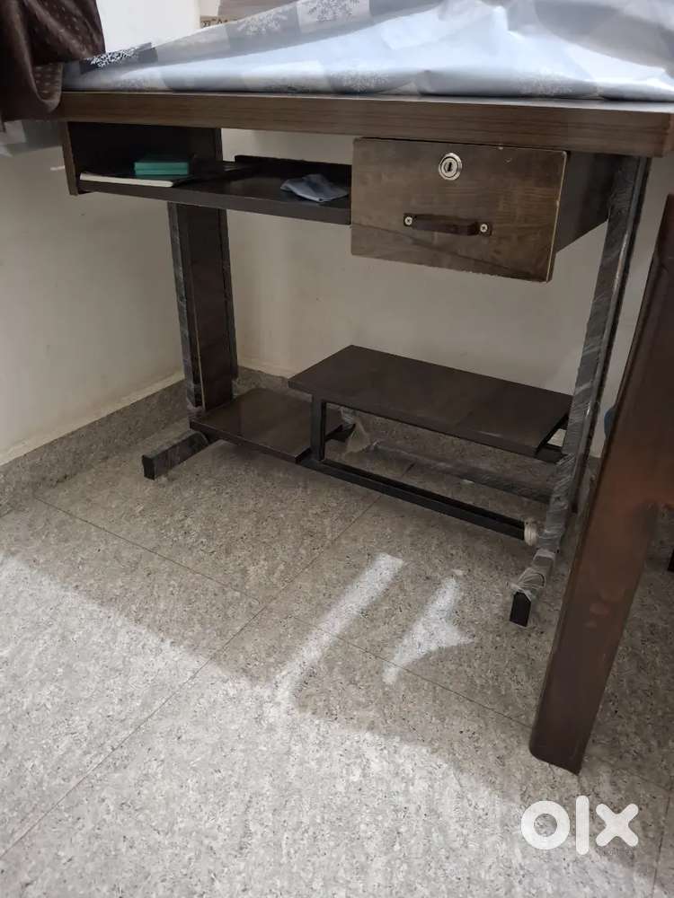COMPUTER TABLE