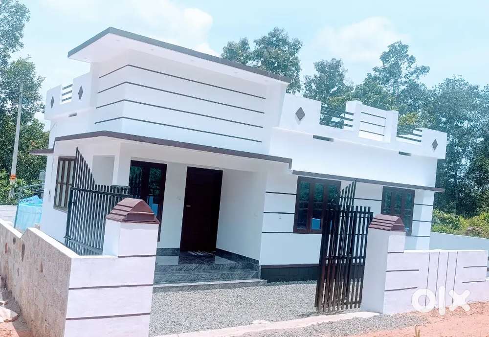 Njaliyakuhzi - Paruthumpara RD - 5 Cent , 1000 Sq , 3 Bed Room House