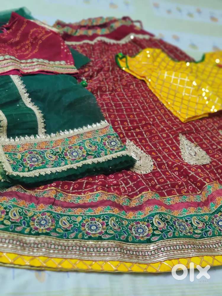 लाल बांधणी घाघरा ग्रिन डिजाइनर चुन्नी,पिला ब्लाउज