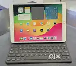 I pad pro 10.5 inch cellular with Apple keyboard Mint condition