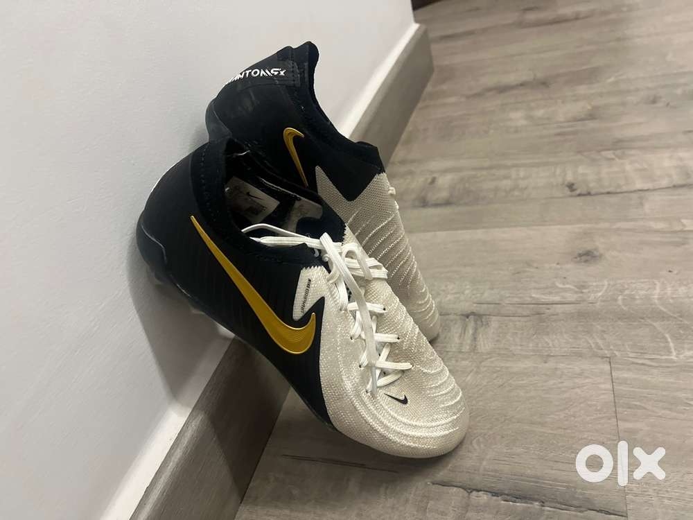 Football boots ,studs, cleats nike phantom gx elite