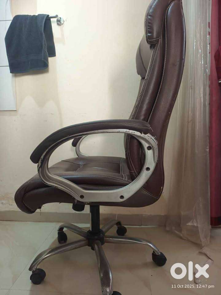 Used Boss, Office Chair – Like New!