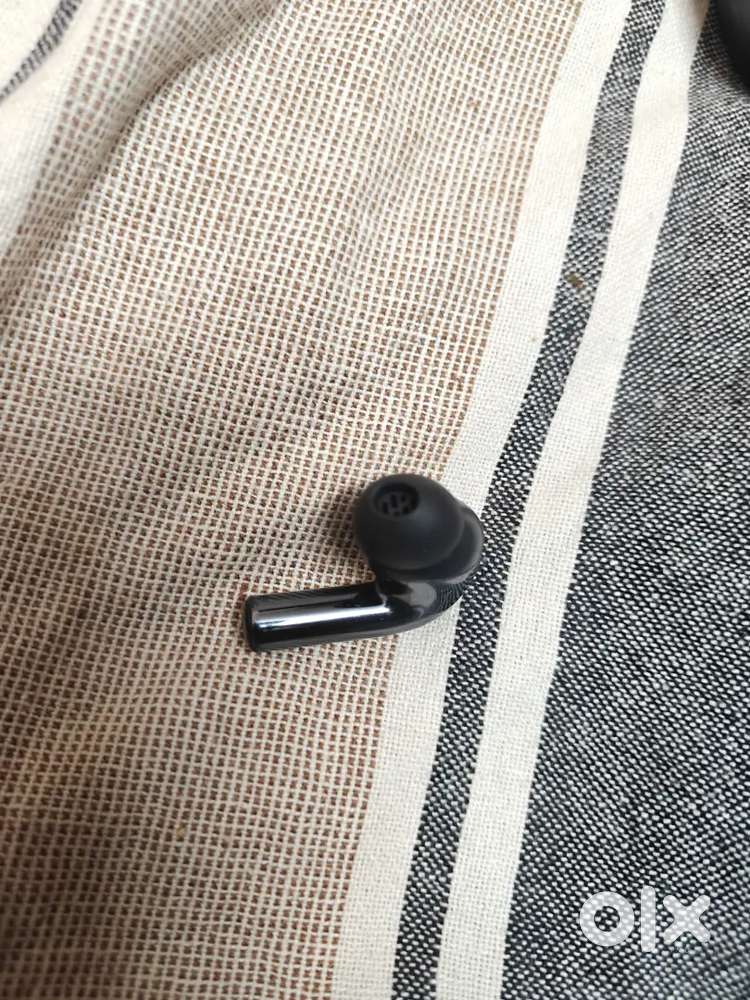 OnePlus buds 3 left buds