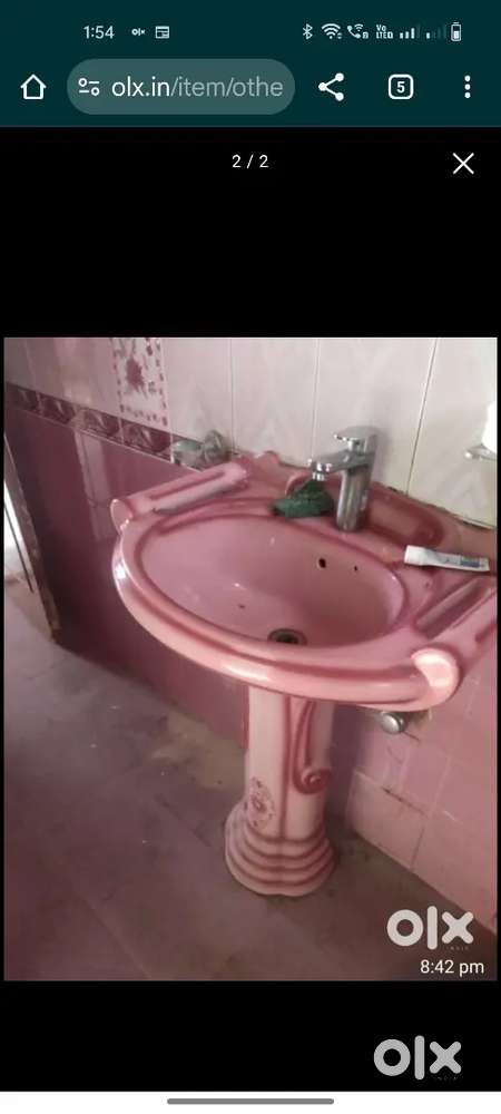Set ot wash basin and toilet seat