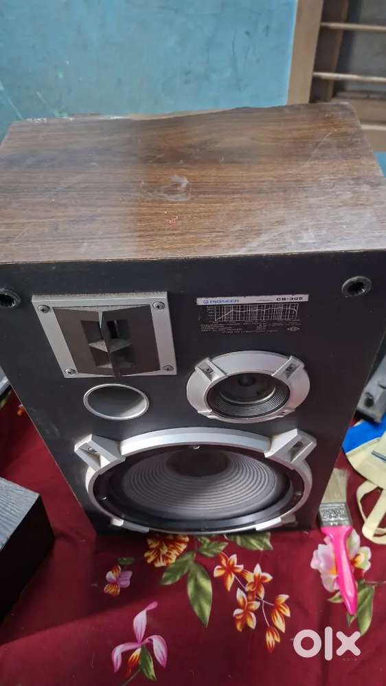 Pioneer tower spekar and centre spekar